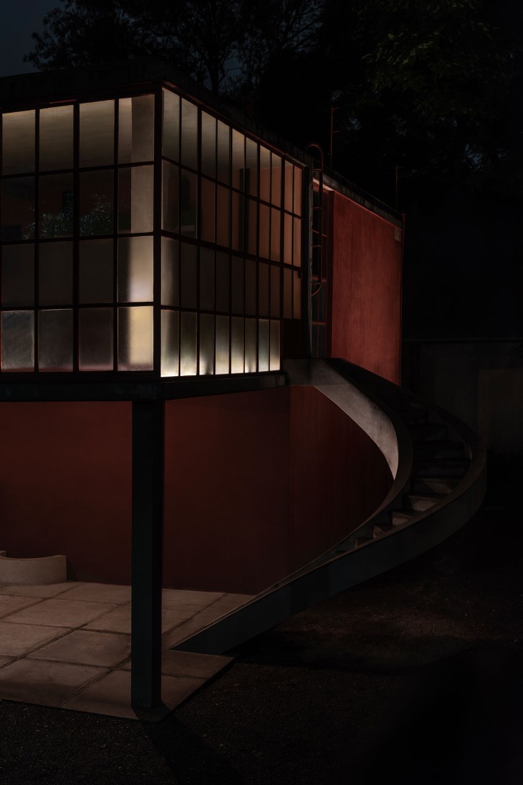 Una visión nocturna del Museo Casa Estudio Diego Rivera y Frida Kahlo. Fotografía por Jacobo Monsalve.