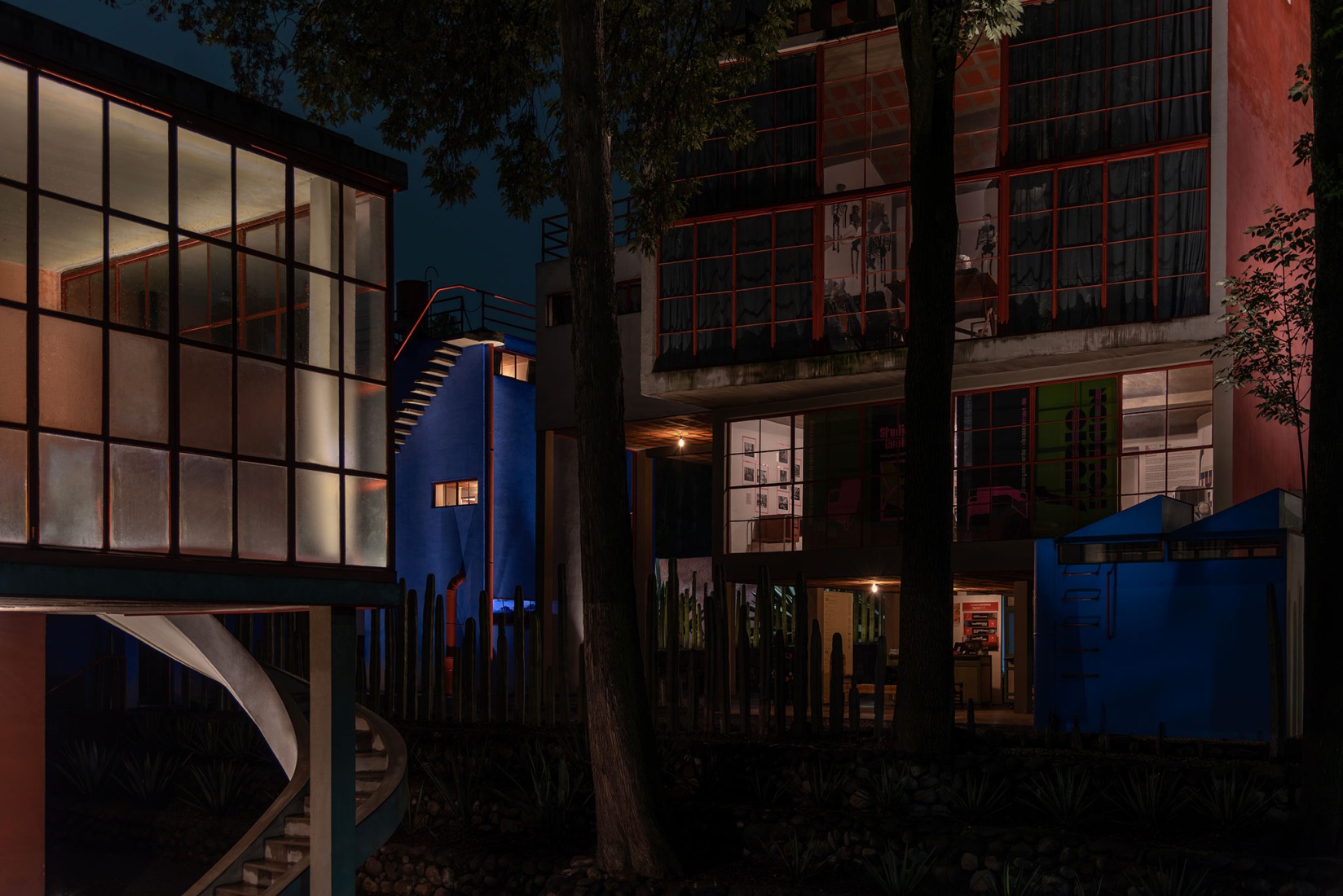 Una visión nocturna del Museo Casa Estudio Diego Rivera y Frida Kahlo. Fotografía por Jacobo Monsalve.