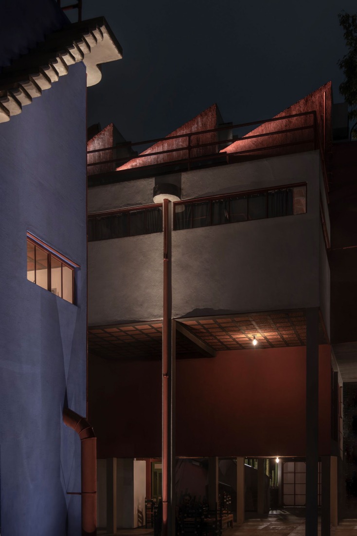 Una visión nocturna del Museo Casa Estudio Diego Rivera y Frida Kahlo. Cortesía de Birot Lighting.