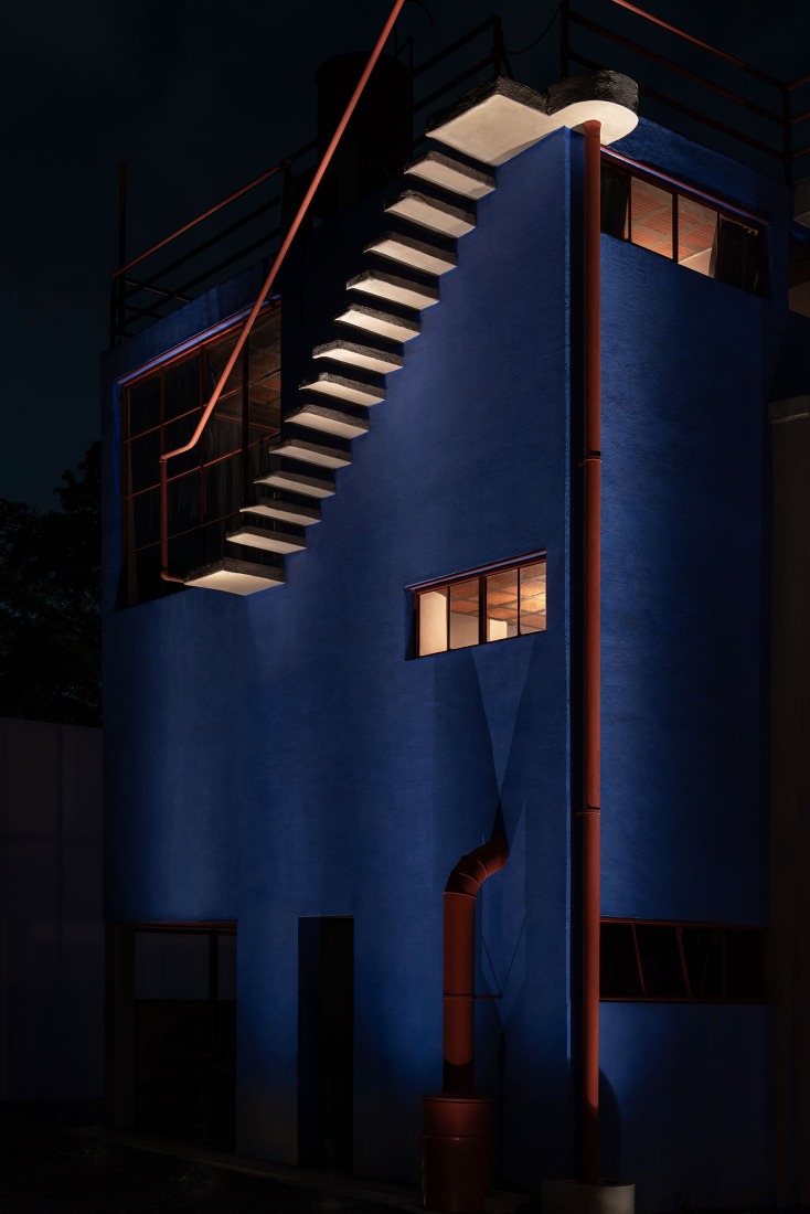 Una visión nocturna del Museo Casa Estudio Diego Rivera y Frida Kahlo. Fotografía por Jacobo Monsalve.