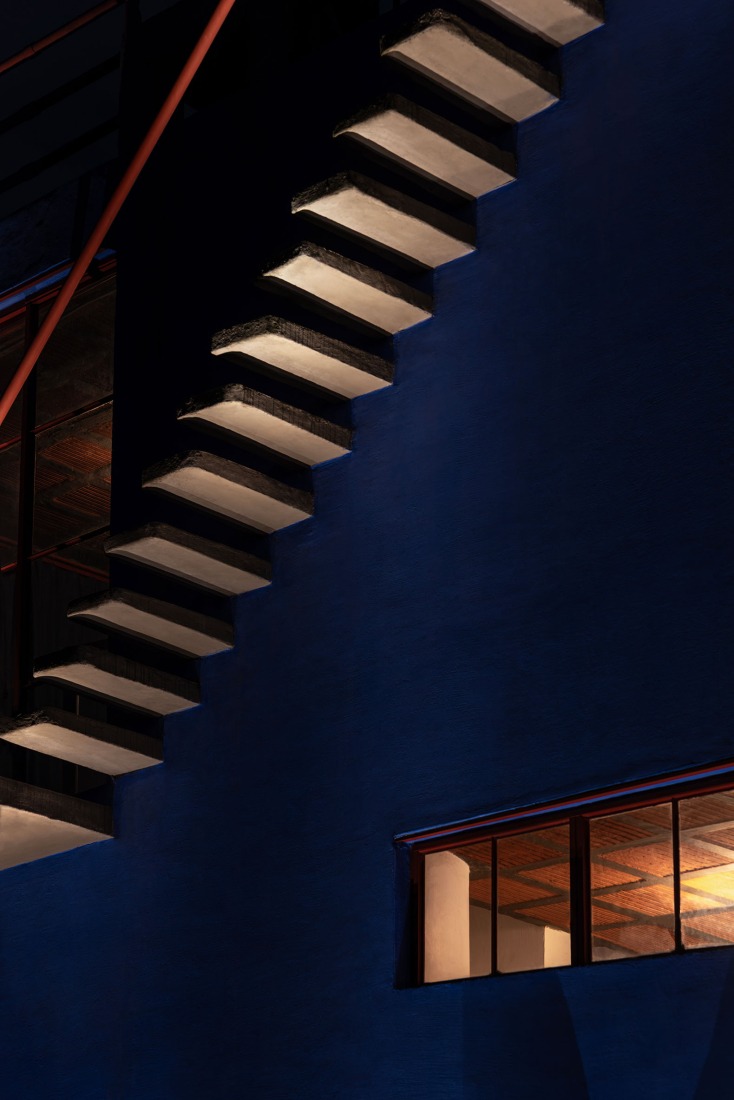 Una visión nocturna del Museo Casa Estudio Diego Rivera y Frida Kahlo. Fotografía por Jacobo Monsalve.