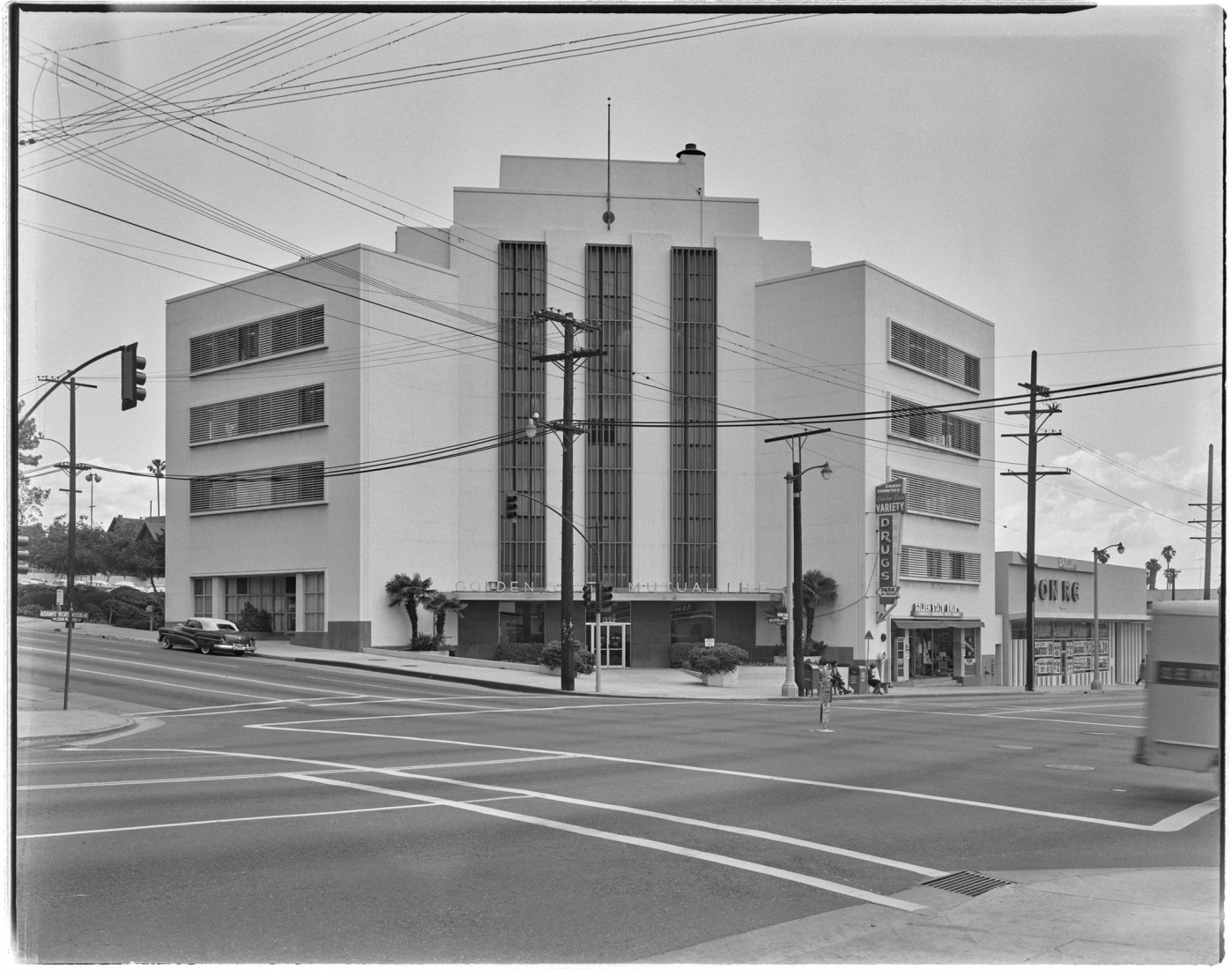 Golden State Mutual Life Insurance Company, ca. 1950, by Harry Drinkwater, (American, 1919–2014), silver gelatin negative. Getty Research Institute, Los Angeles (2011.R.23). Courtesy of Harry Drinkwater.