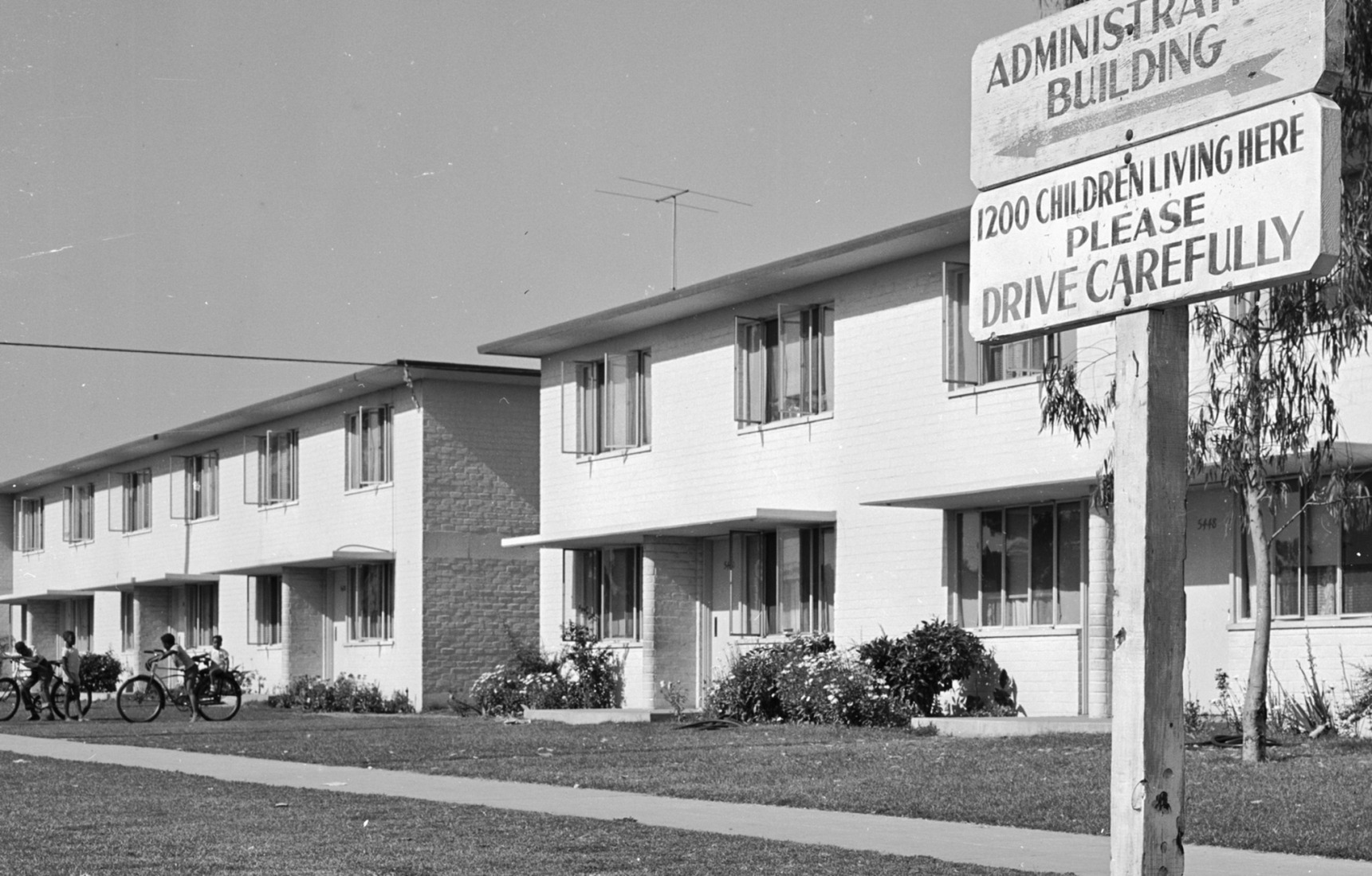Pueblo del Rio Housing Project (detail), ca. 1947, by Leonard Nadel (American, 1916–1990), silver gelatin negative. Getty Research Institute, Los Angeles (2002.M.42). Courtesy of J. Paul Getty Trust.