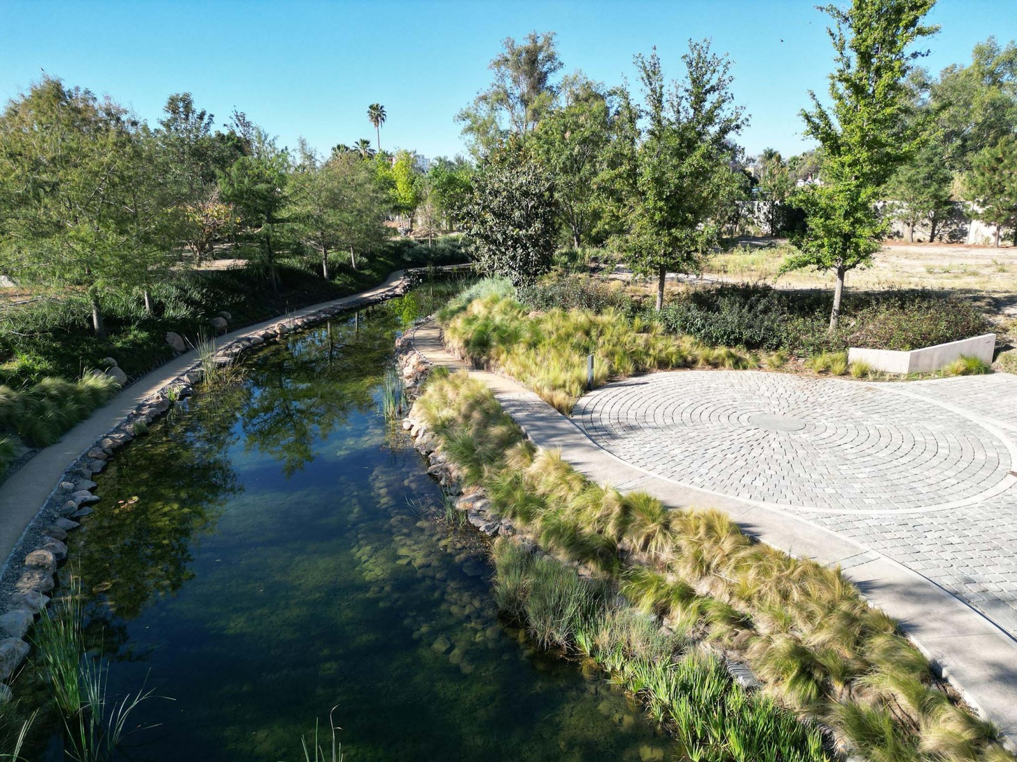 Slope composition designed to prevent soil degradation within bodies of water. Bosquet by Perimetral + AE Arquitectos. Photograph by Jesús López Cinco.