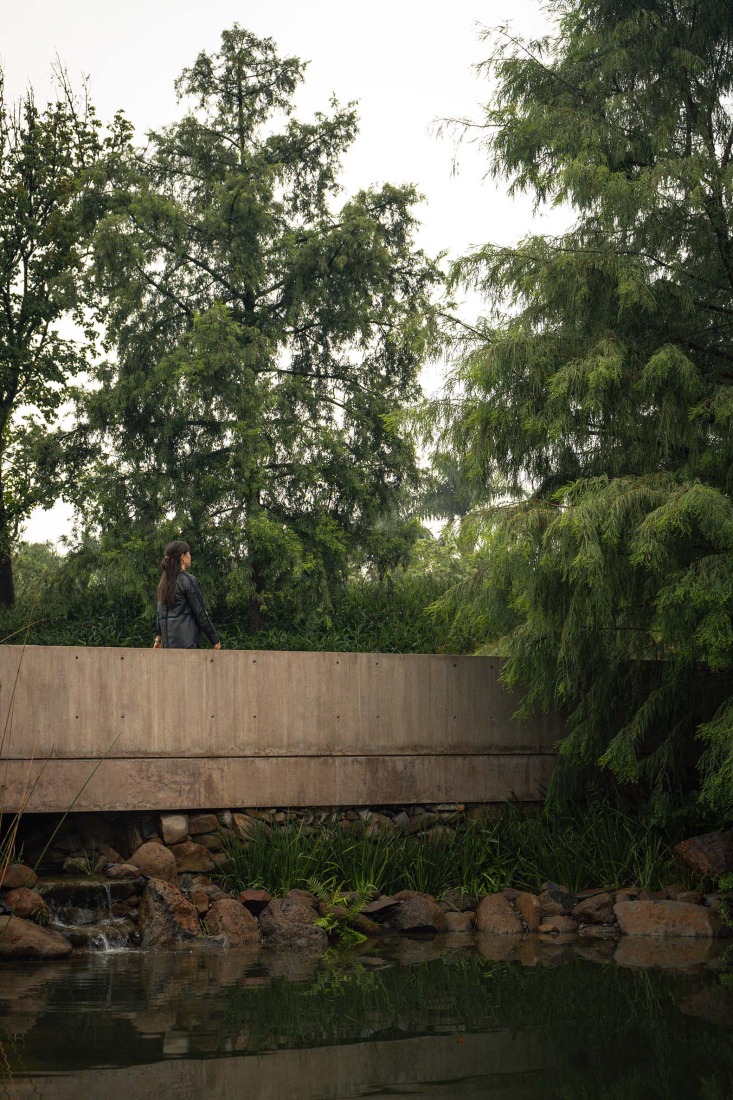 Pedestrian bridge with graphic scale. Bosquet by Perimetral + AE Arquitectos. Photograph by Jesús López Cinco.