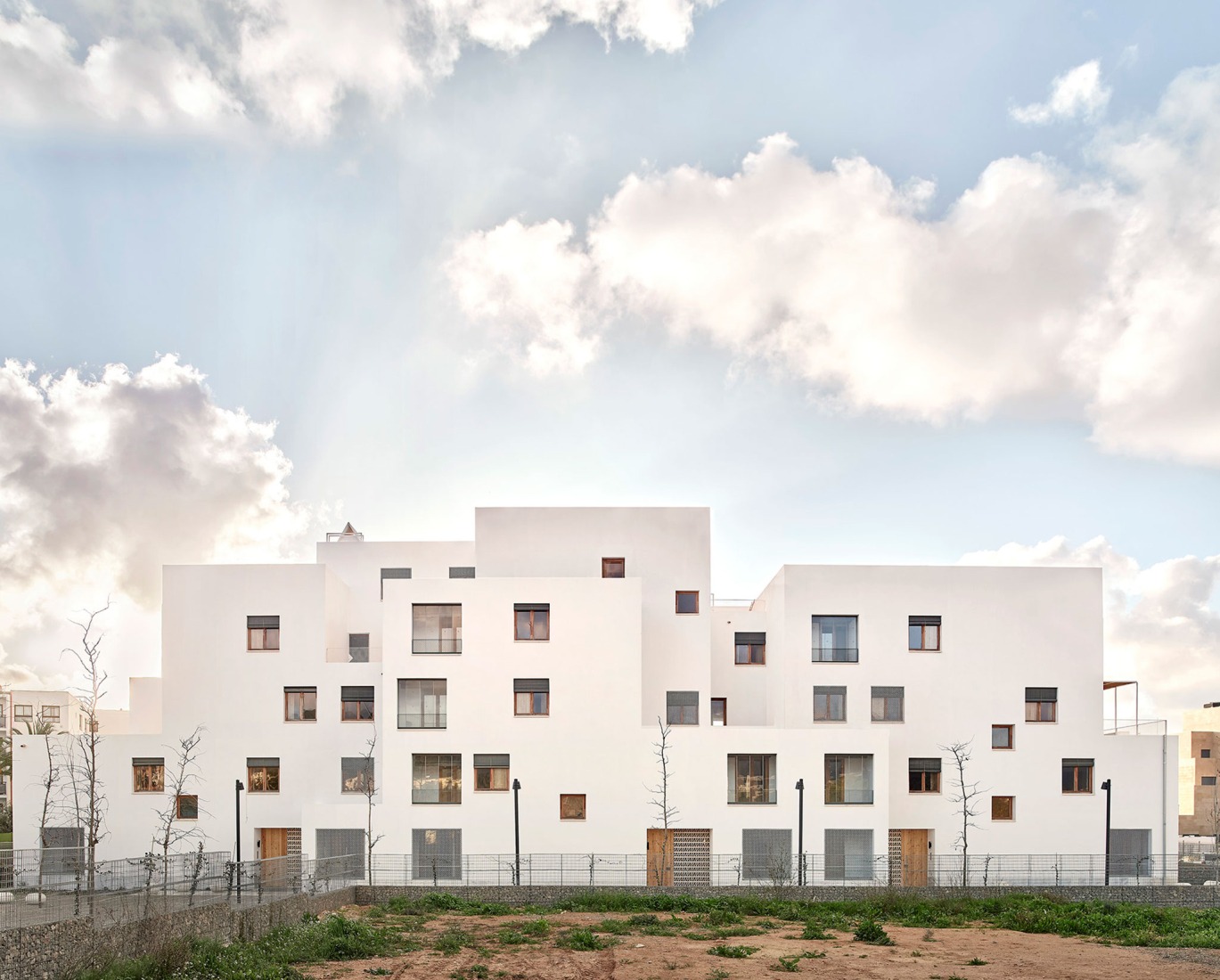 Viviendas Sociales en Ibiza por Peris+Toral Arquitectes. Fotografía por Jose Hevia.