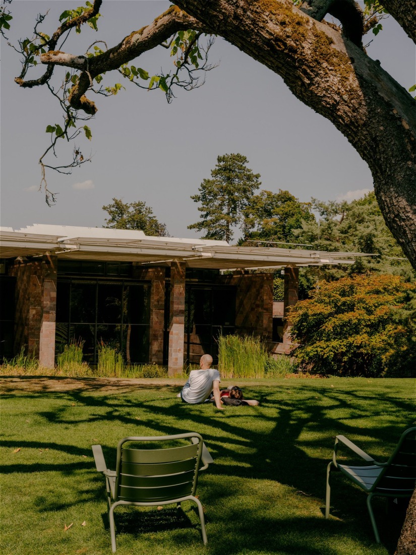 The expanded ensemble of the Fondation Beyeler, Beyeler Museum by Renzo Piano. Photograph by Sabine Hess.
