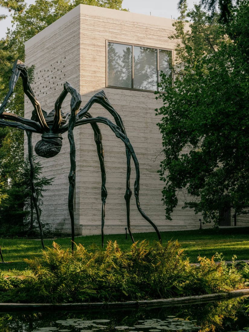 El conjunto ampliado de la Fondation Beyeler y el Museo Wyss por Atelier Peter Zumthor. Louise Bourgeois, «Maman», 1999. Colección: The Easton Foundation, Nueva York. The Easton Foundation / 2026, ProLitteris, Zúrich. Fotografía por Iwan Baan.