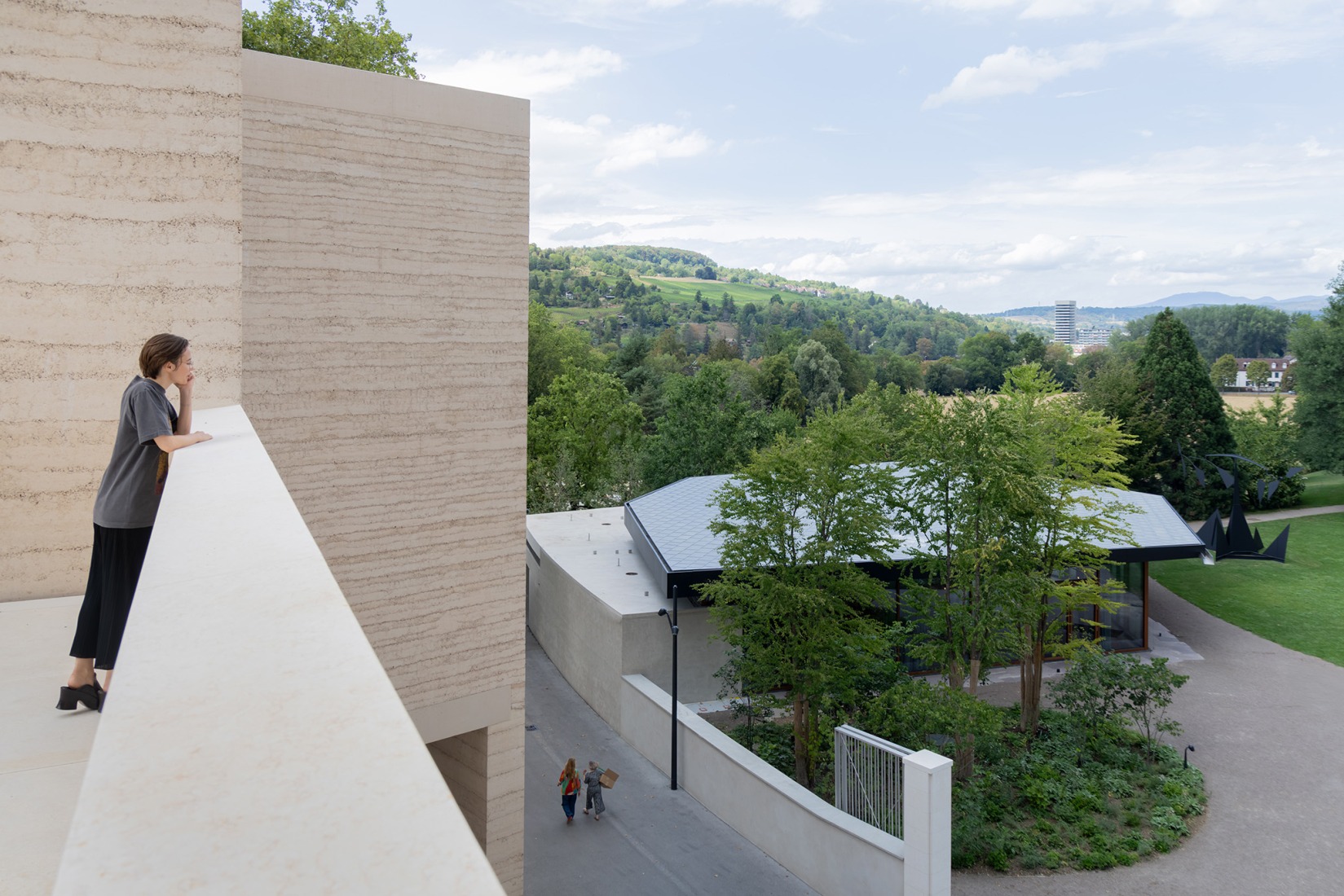 El conjunto ampliado de la Fondation Beyeler, el Museo Wyss y Pabellón Ammann, por Atelier Peter Zumthor. Alexander Calder, «The Tree» (El árbol), 1966. Fondation Beyeler, Riehen/Basilea. 2026 Calder Foundation, Nueva York / Artists Rights Society (ARS), Nueva York. Fotografía por Iwan Baan.