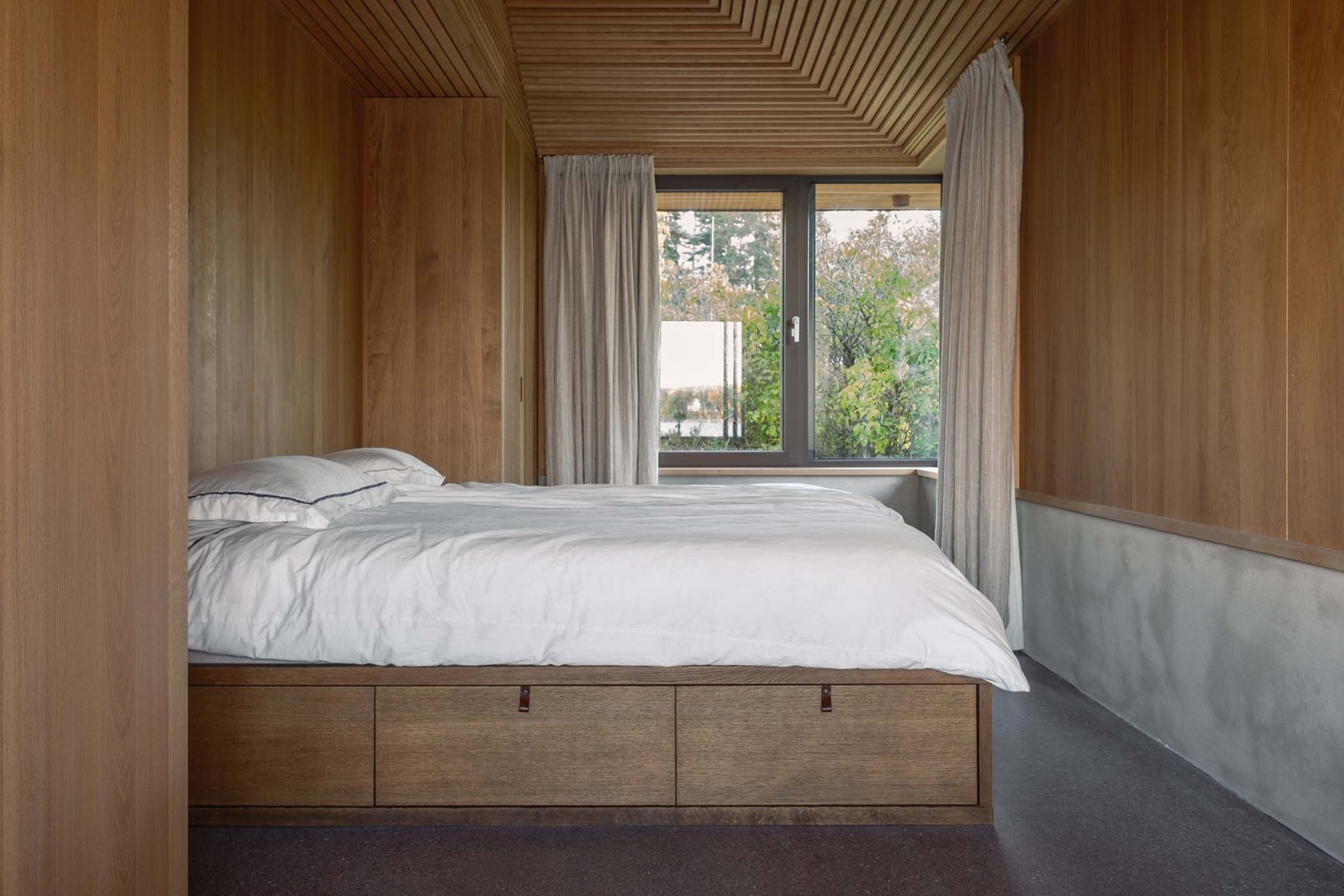 Cabin Ostøya by R21 Arkitekter. Photograph by Ruben Ratkusic.