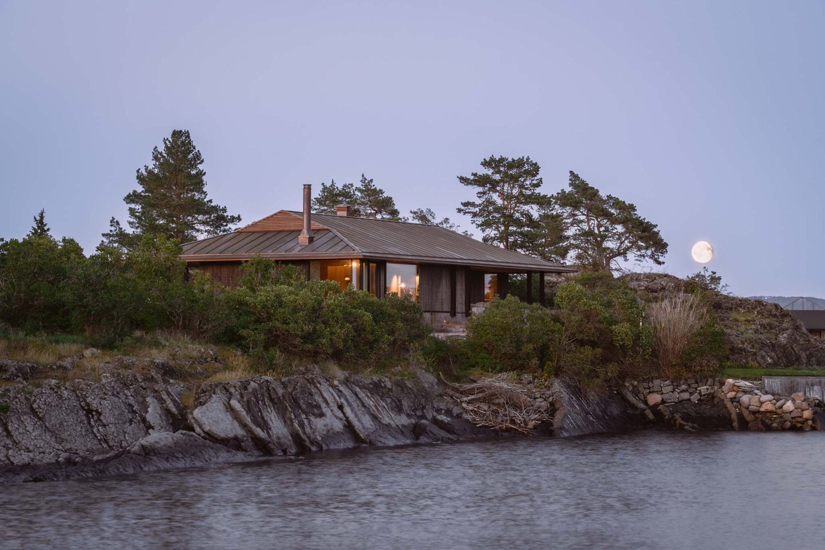 Cabin Ostøya by R21 Arkitekter. Photograph by Ruben Ratkusic.