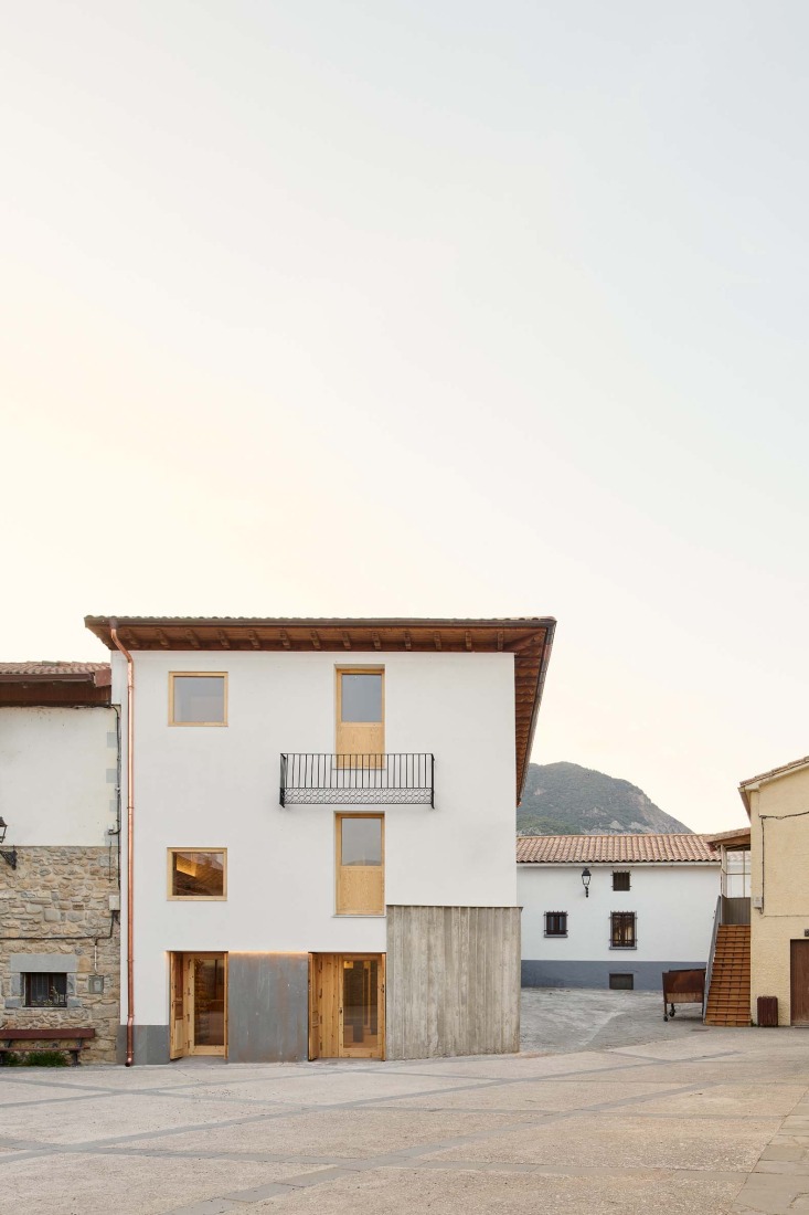 Hotel en Sigüés por Sebastián Arquitectos. Fotografía por Iñaki Bergera.