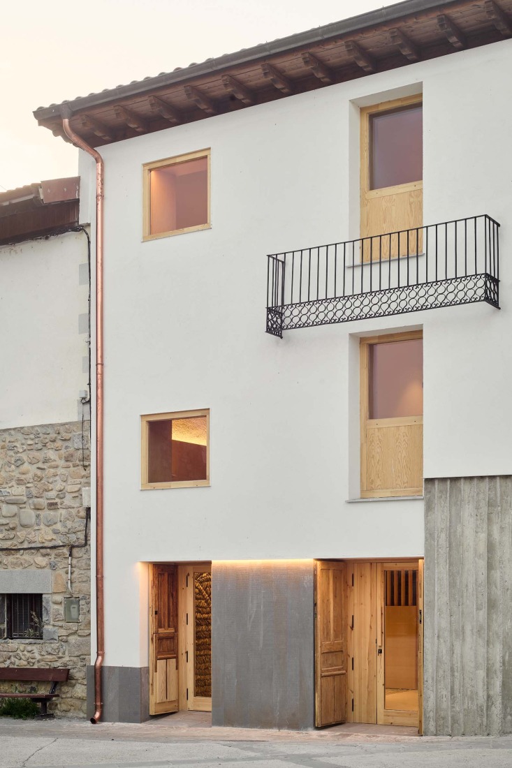 Hotel en Sigüés por Sebastián Arquitectos. Fotografía por Iñaki Bergera.
