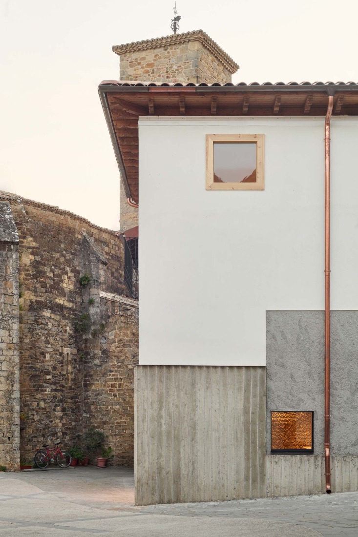Hotel en Sigüés por Sebastián Arquitectos. Fotografía por Iñaki Bergera.