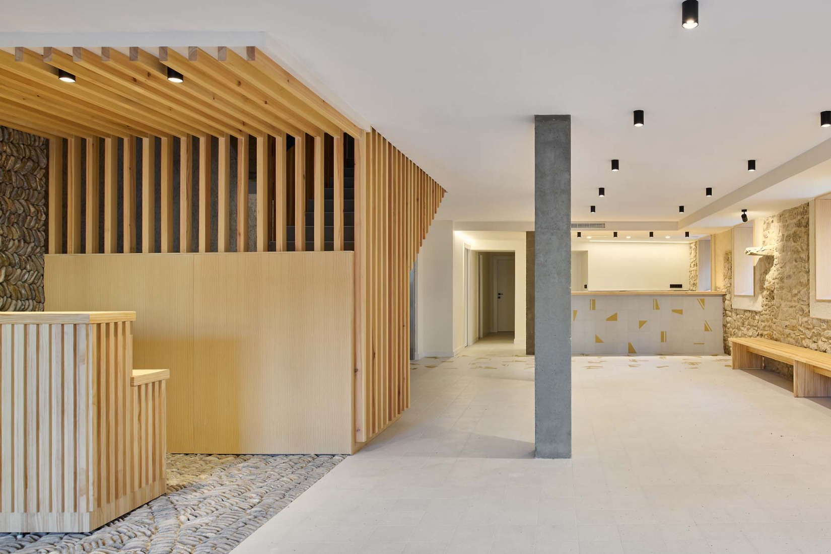 Hotel en Sigüés por Sebastián Arquitectos. Fotografía por Iñaki Bergera.