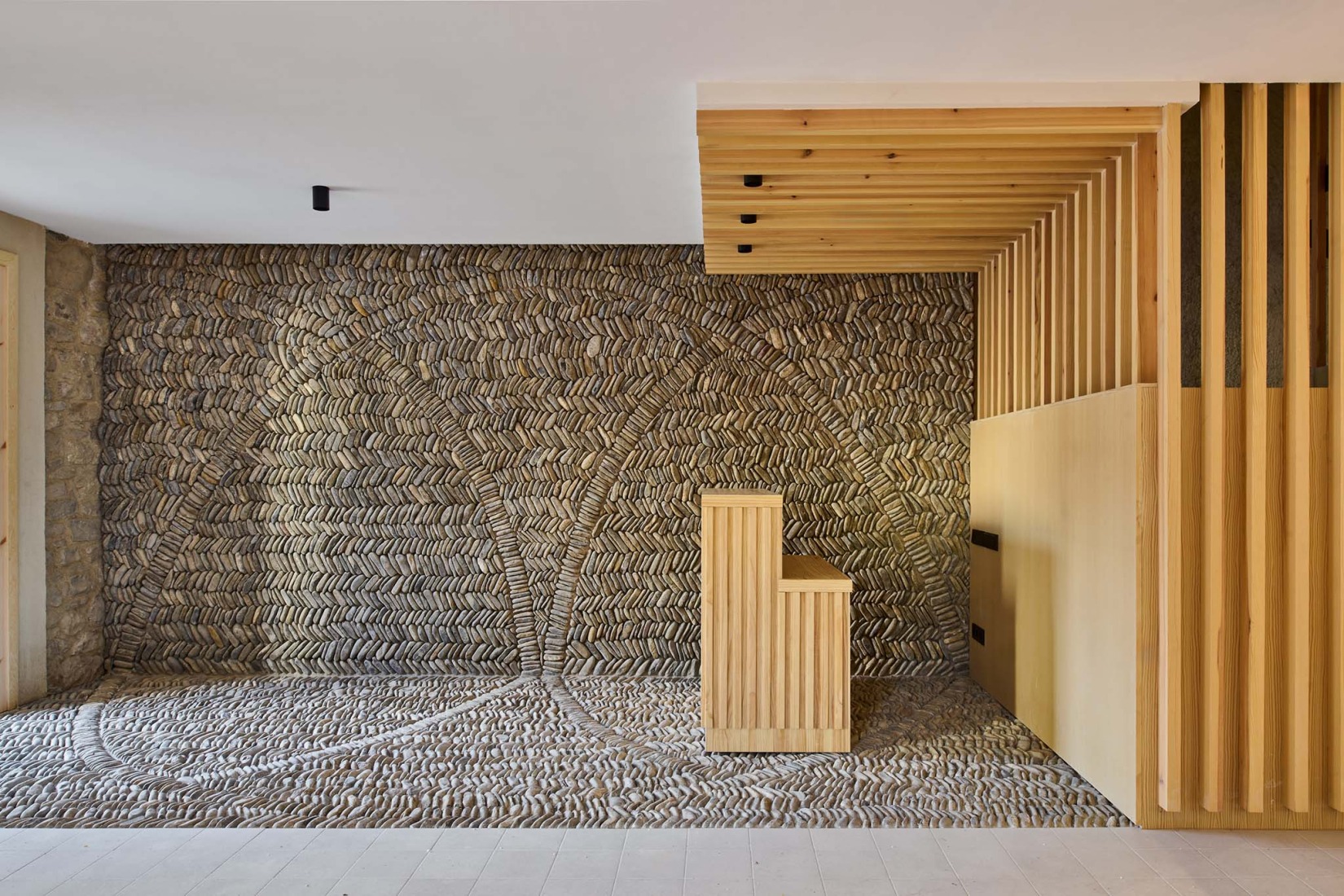 Hotel en Sigüés por Sebastián Arquitectos. Fotografía por Iñaki Bergera.