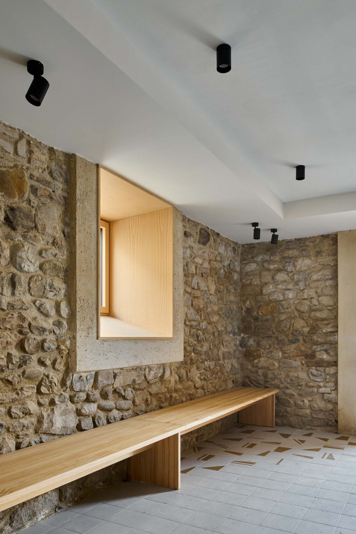 Hotel en Sigüés por Sebastián Arquitectos. Fotografía por Iñaki Bergera.