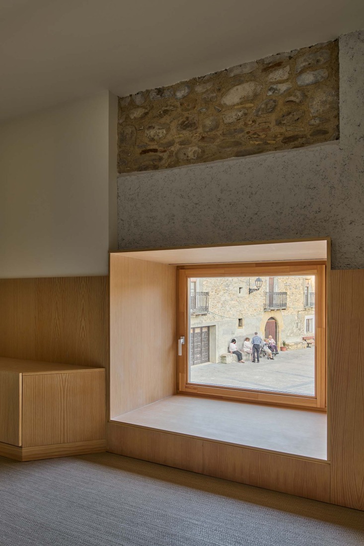 Hotel en Sigüés por Sebastián Arquitectos. Fotografía por Iñaki Bergera.