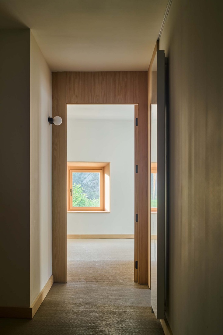 Hotel en Sigüés por Sebastián Arquitectos. Fotografía por Iñaki Bergera.