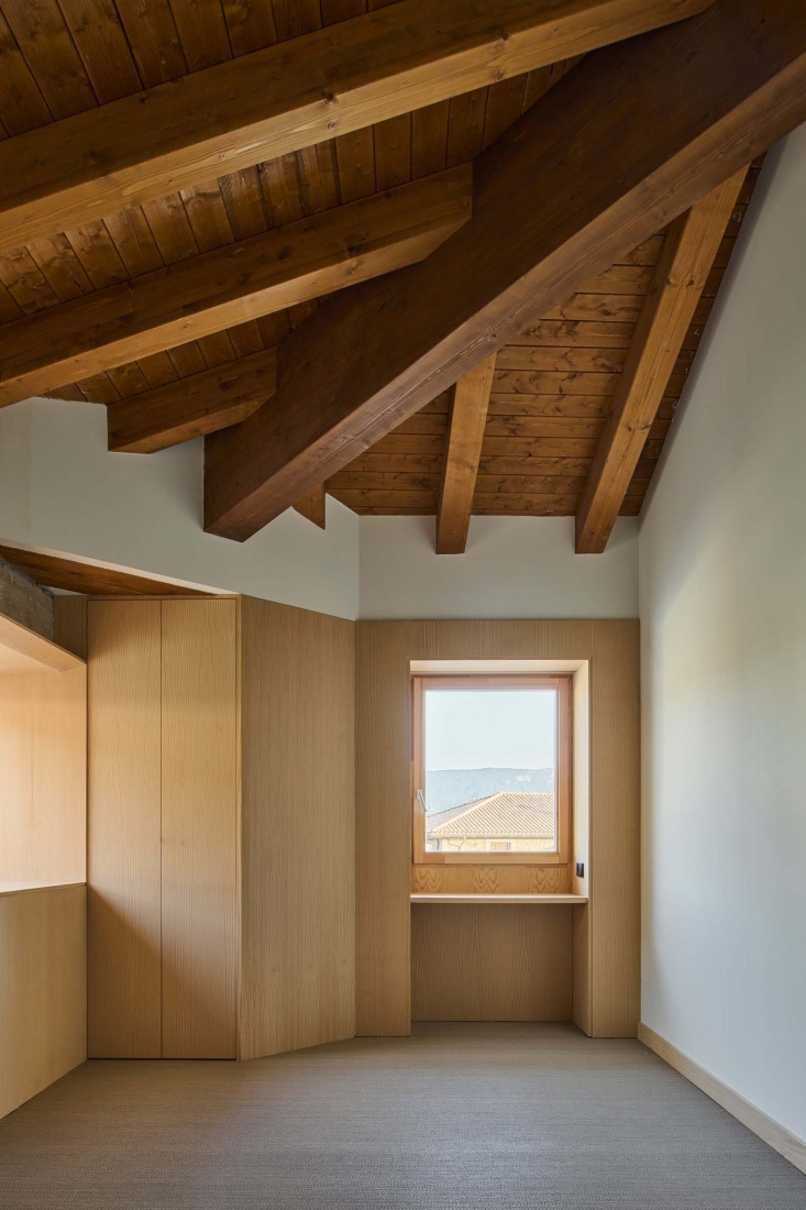 Hotel en Sigüés por Sebastián Arquitectos. Fotografía por Iñaki Bergera.