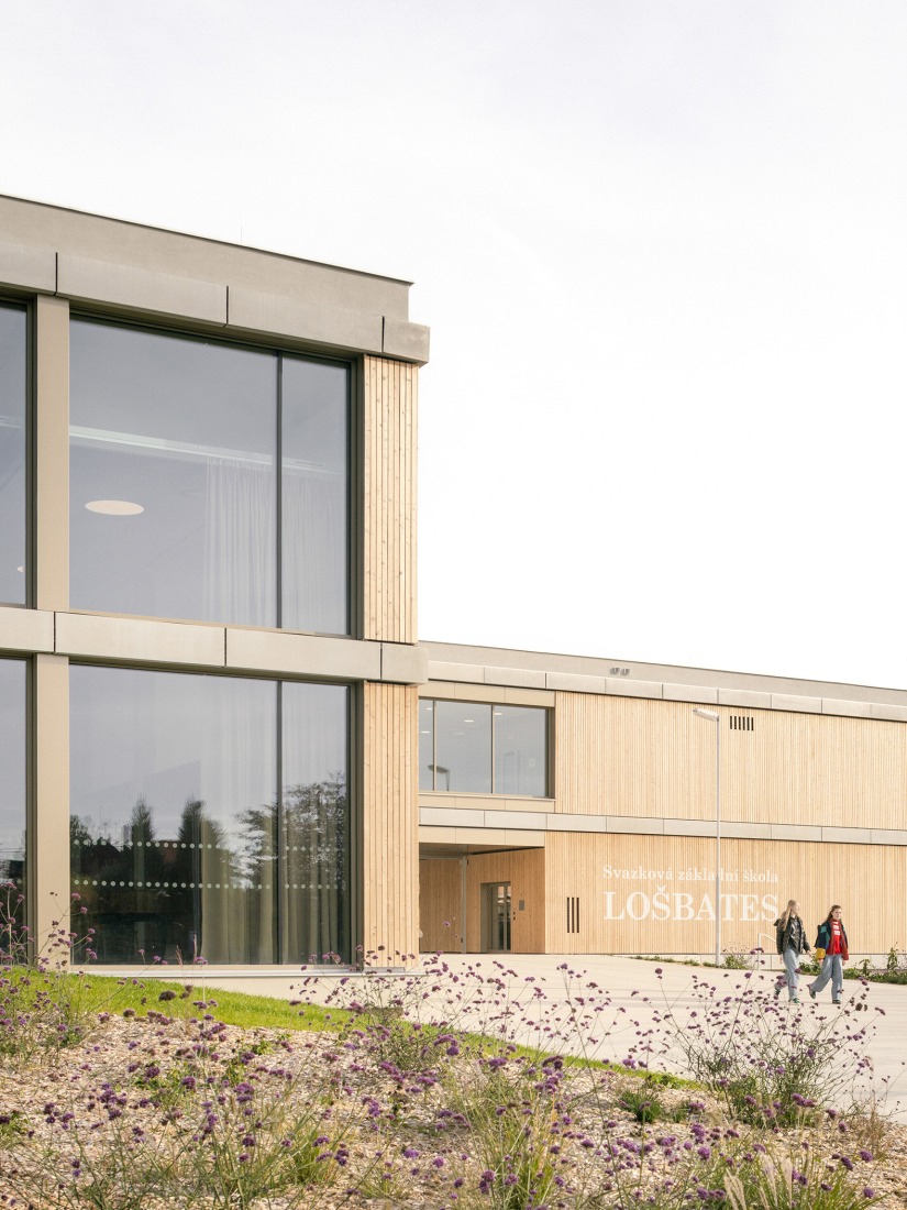 Escuela Primaria LOŠBATES por Pelletier de Fontenay + SOA architects. Fotografía por Alex Shoots Buildings.