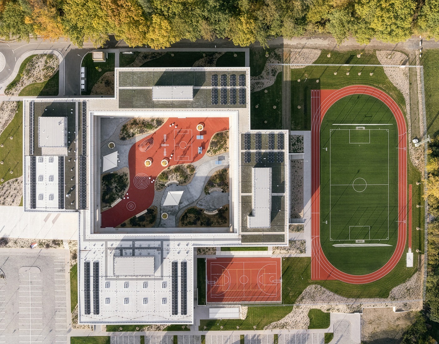 Escuela Primaria LOŠBATES por Pelletier de Fontenay + SOA architects. Fotografía por Alex Shoots Buildings.