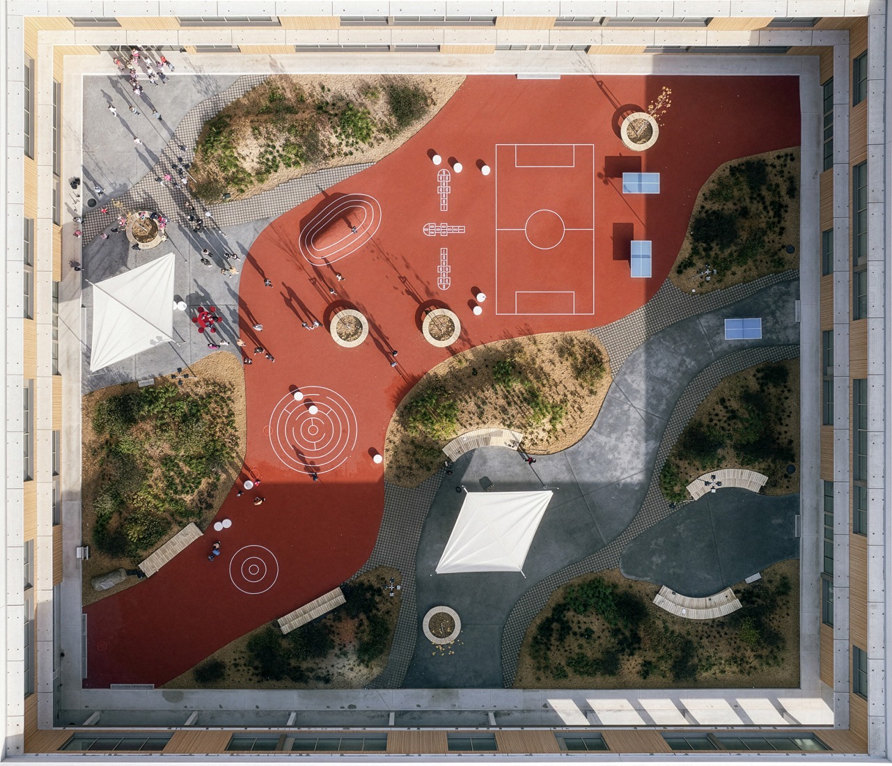 Escuela Primaria LOŠBATES por Pelletier de Fontenay + SOA architects. Fotografía por Alex Shoots Buildings.