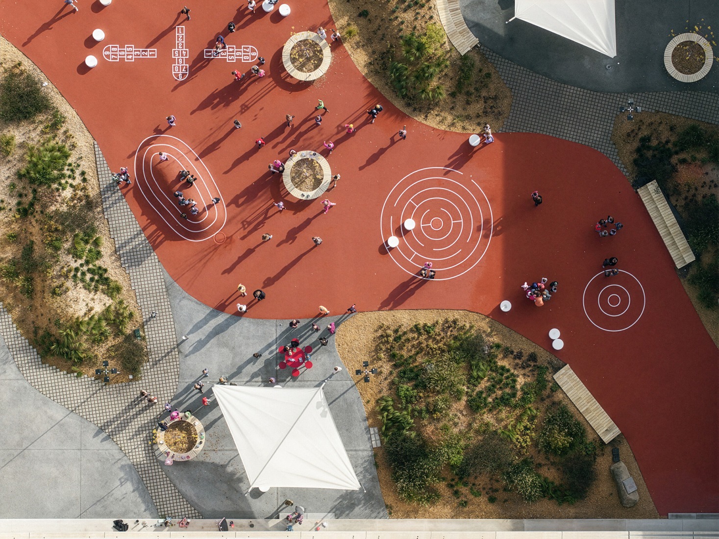 Escuela Primaria LOŠBATES por Pelletier de Fontenay + SOA architects. Fotografía por Alex Shoots Buildings.