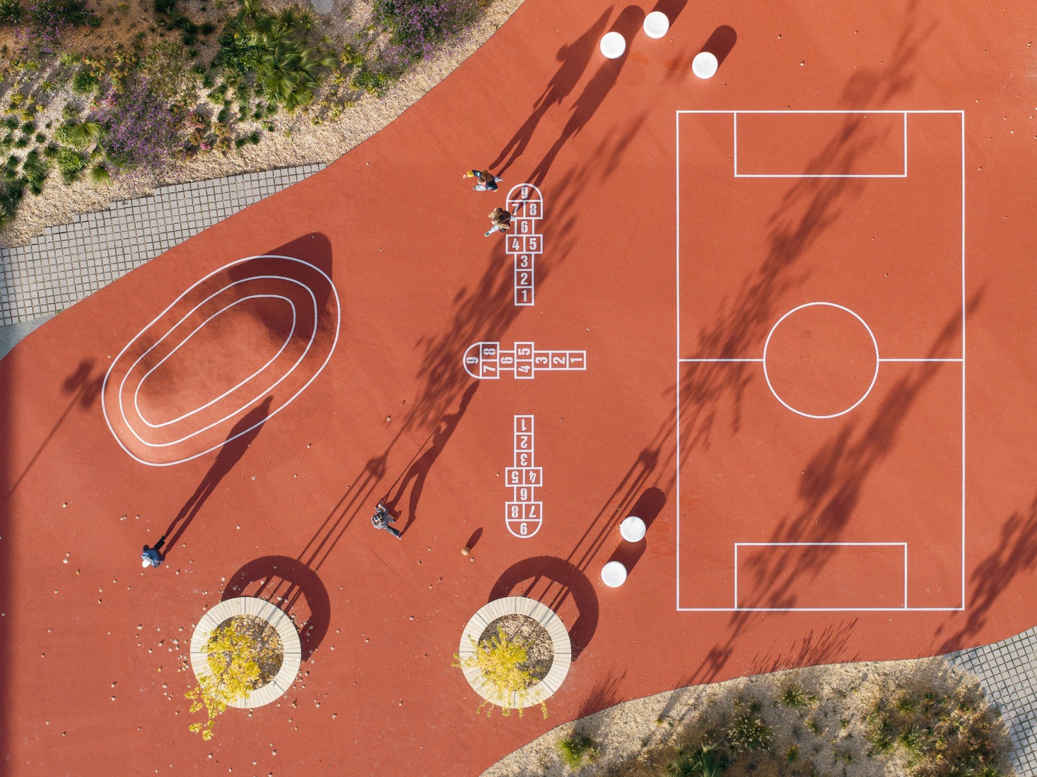 Escuela Primaria LOŠBATES por Pelletier de Fontenay + SOA architects. Fotografía por Alex Shoots Buildings.