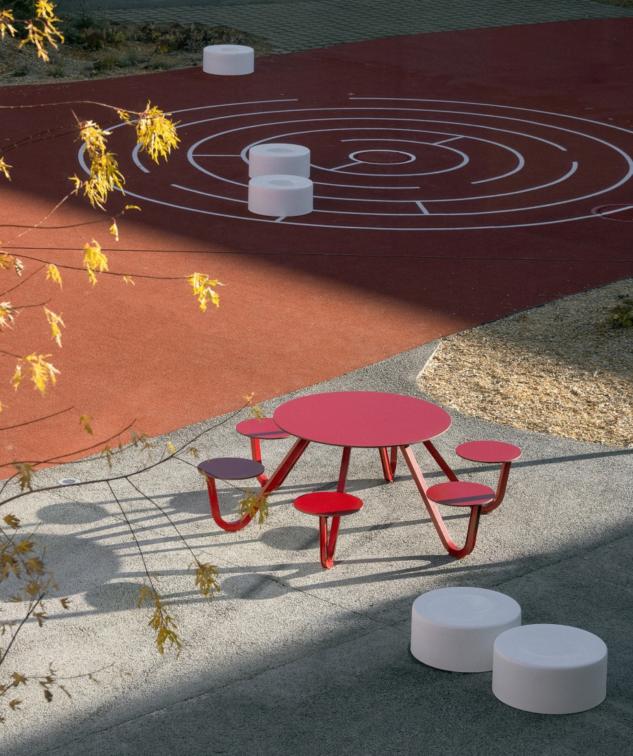 Escuela Primaria LOŠBATES por Pelletier de Fontenay + SOA architects. Fotografía por Alex Shoots Buildings.
