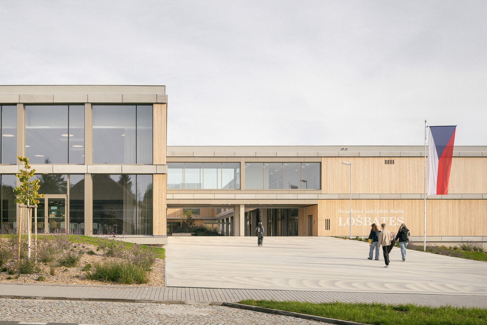 Escuela Primaria LOŠBATES por Pelletier de Fontenay + SOA architects. Fotografía por Alex Shoots Buildings.