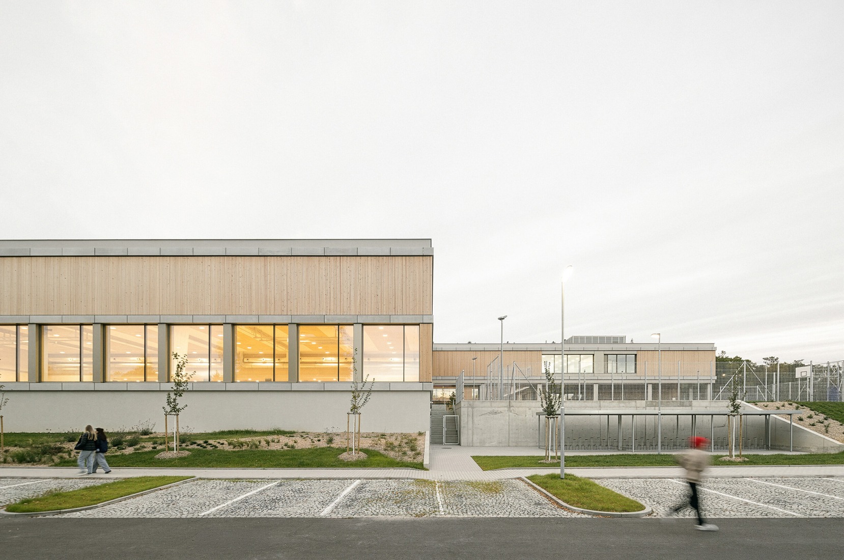 Escuela Primaria LOŠBATES por Pelletier de Fontenay + SOA architects. Fotografía por Alex Shoots Buildings.