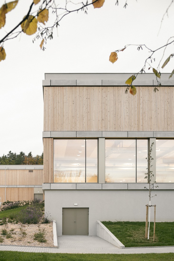 Escuela Primaria LOŠBATES por Pelletier de Fontenay + SOA architects. Fotografía por Alex Shoots Buildings.