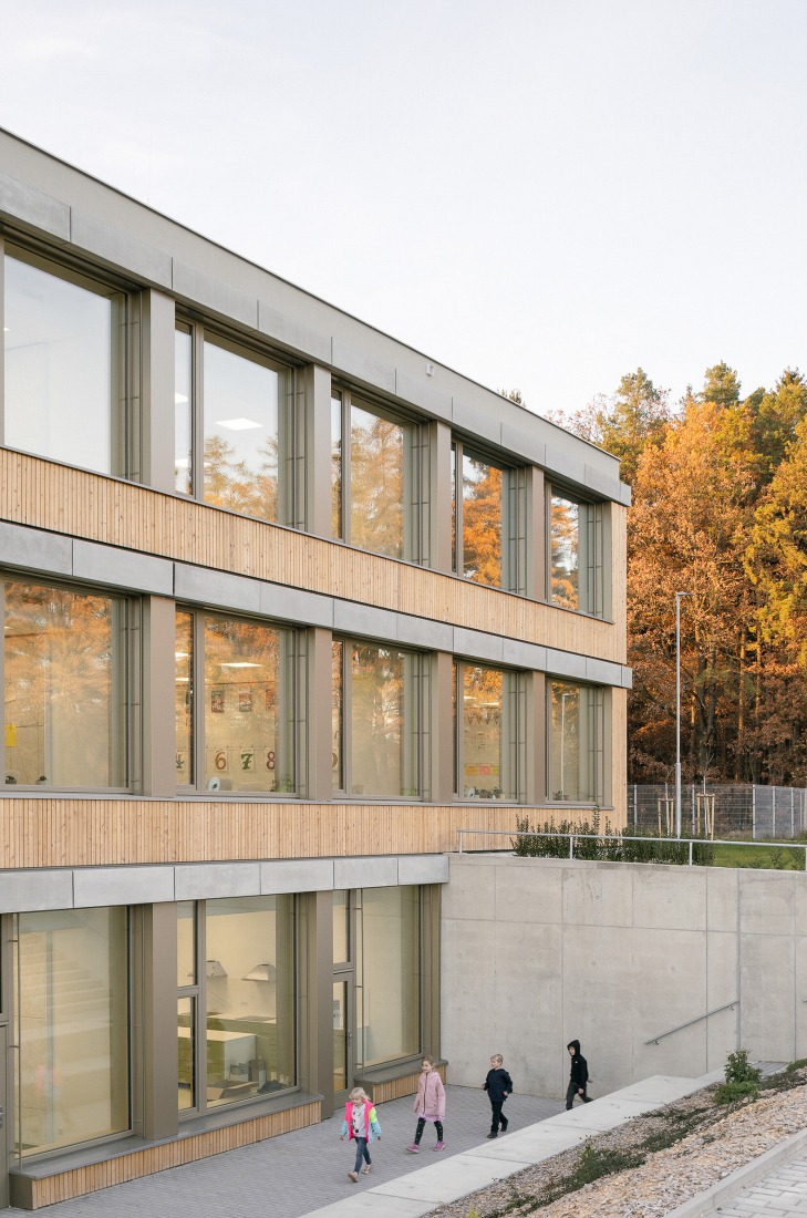 Escuela Primaria LOŠBATES por Pelletier de Fontenay + SOA architects. Fotografía por Alex Shoots Buildings.