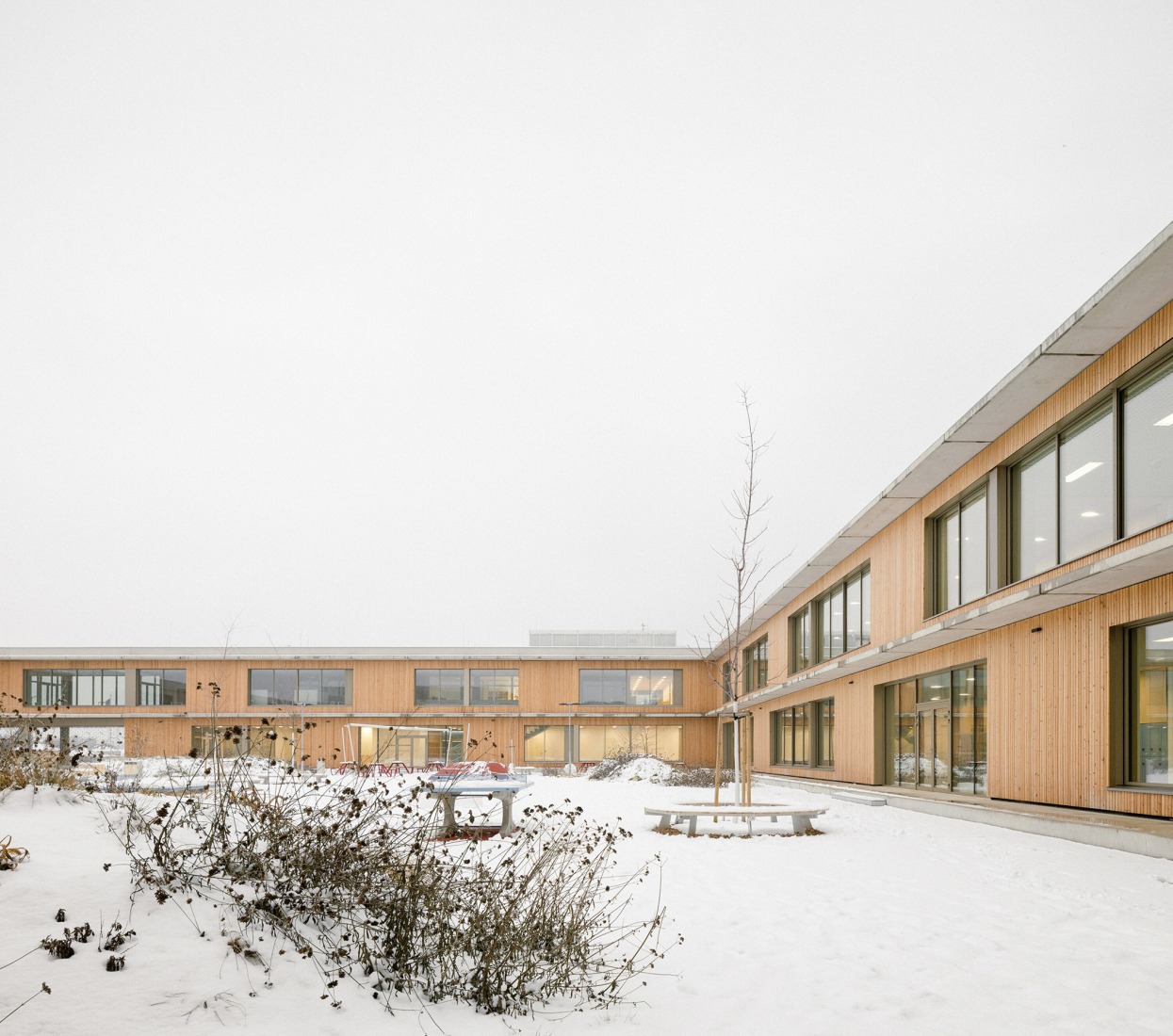 Escuela Primaria LOŠBATES por Pelletier de Fontenay + SOA architects. Fotografía por Alex Shoots Buildings.