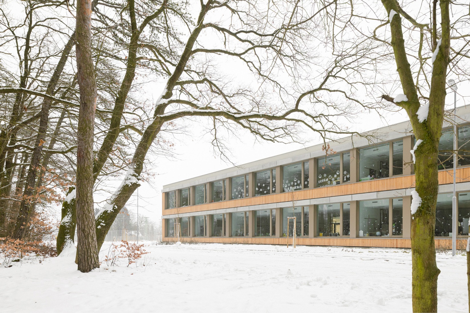 Escuela Primaria LOŠBATES por Pelletier de Fontenay + SOA architects. Fotografía por Alex Shoots Buildings.