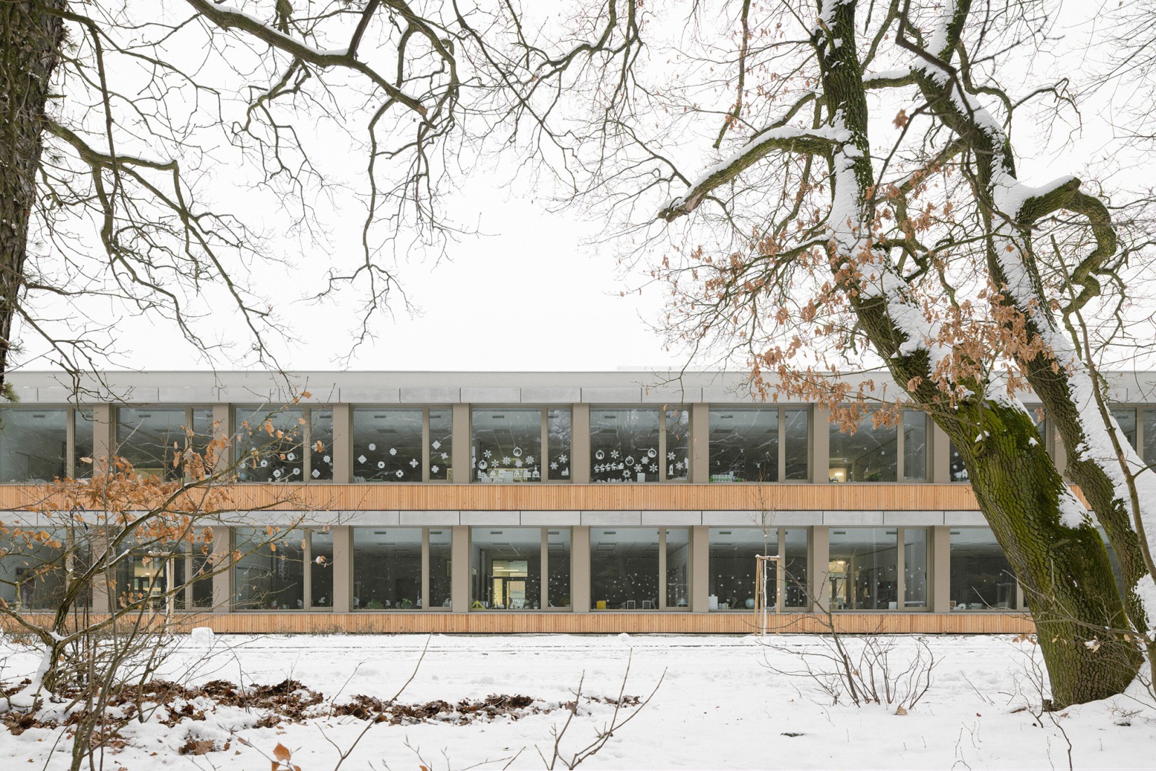 Escuela Primaria LOŠBATES por Pelletier de Fontenay + SOA architects. Fotografía por Alex Shoots Buildings.