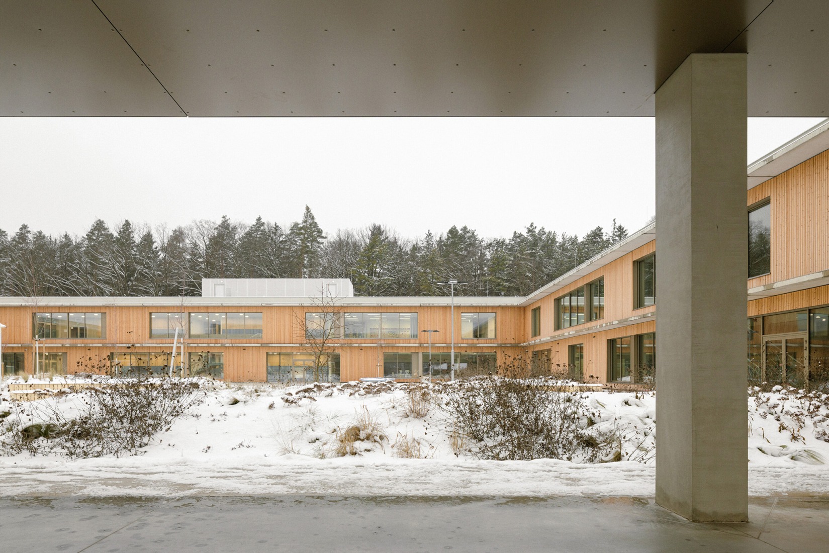 Escuela Primaria LOŠBATES por Pelletier de Fontenay + SOA architects. Fotografía por Alex Shoots Buildings.
