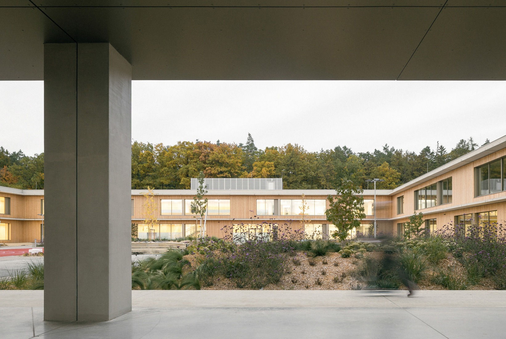 Escuela Primaria LOŠBATES por Pelletier de Fontenay + SOA architects. Fotografía por Alex Shoots Buildings.