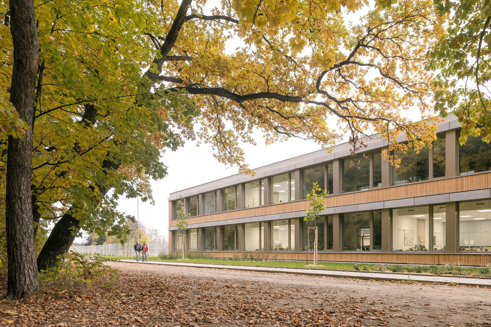 Escuela Primaria LOŠBATES por Pelletier de Fontenay + SOA architects. Fotografía por Alex Shoots Buildings.
