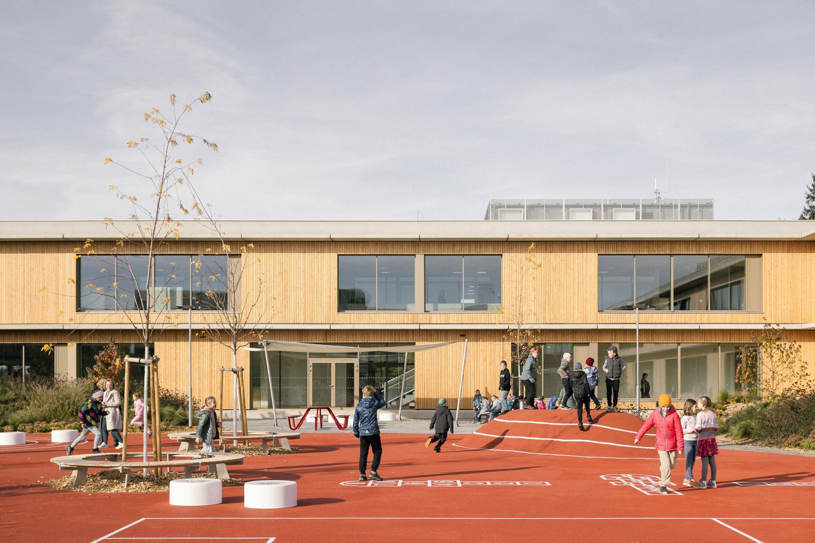 Escuela Primaria LOŠBATES por Pelletier de Fontenay + SOA architects. Fotografía por Alex Shoots Buildings.