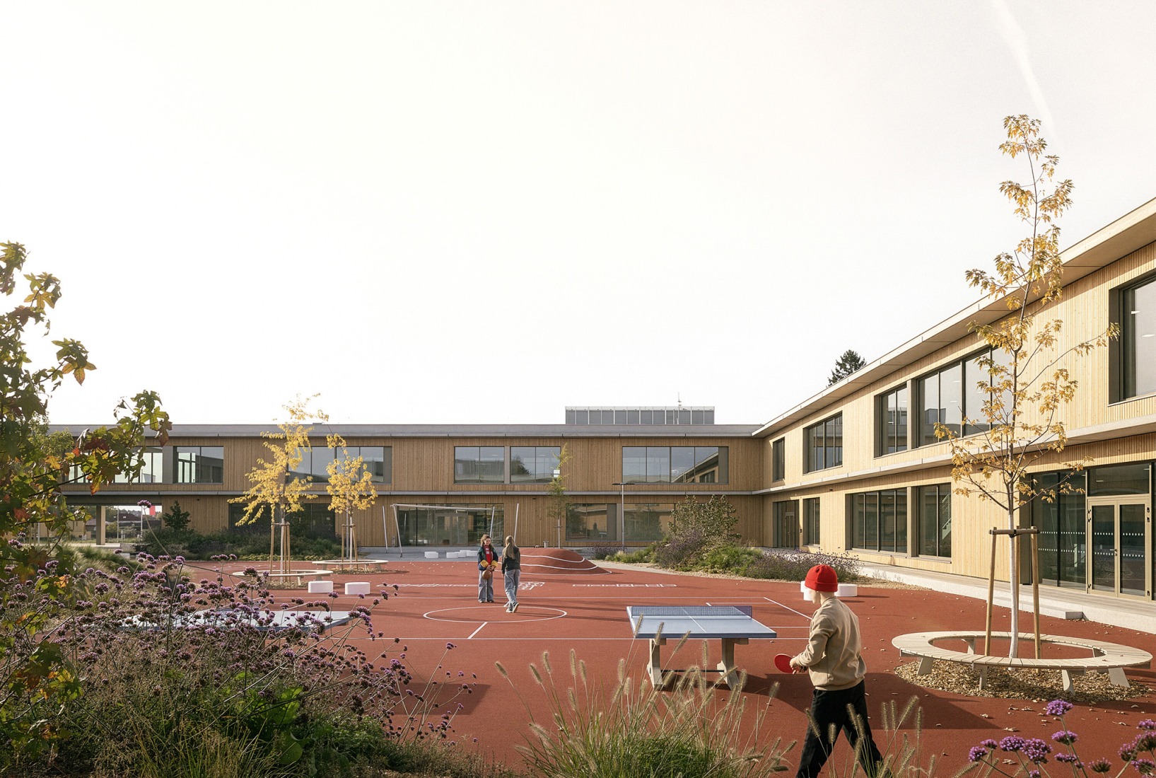 Escuela Primaria LOŠBATES por Pelletier de Fontenay + SOA architects. Fotografía por Alex Shoots Buildings.