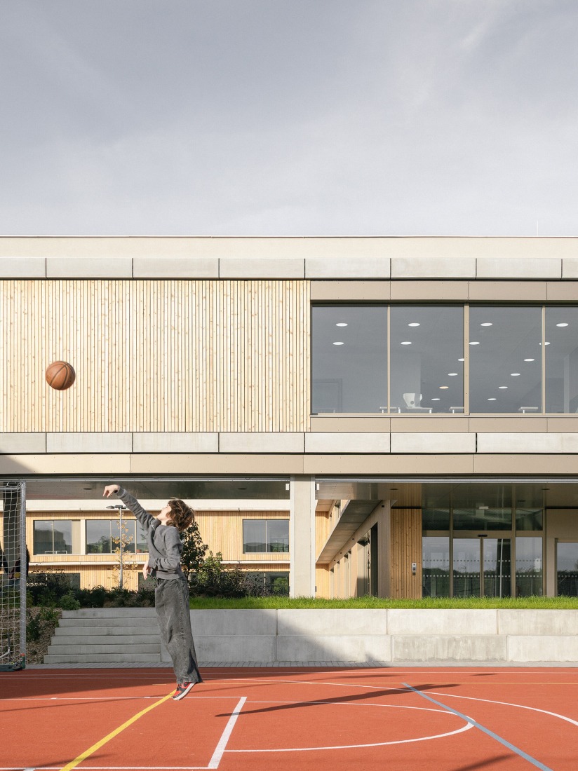 Escuela Primaria LOŠBATES por Pelletier de Fontenay + SOA architects. Fotografía por Alex Shoots Buildings.