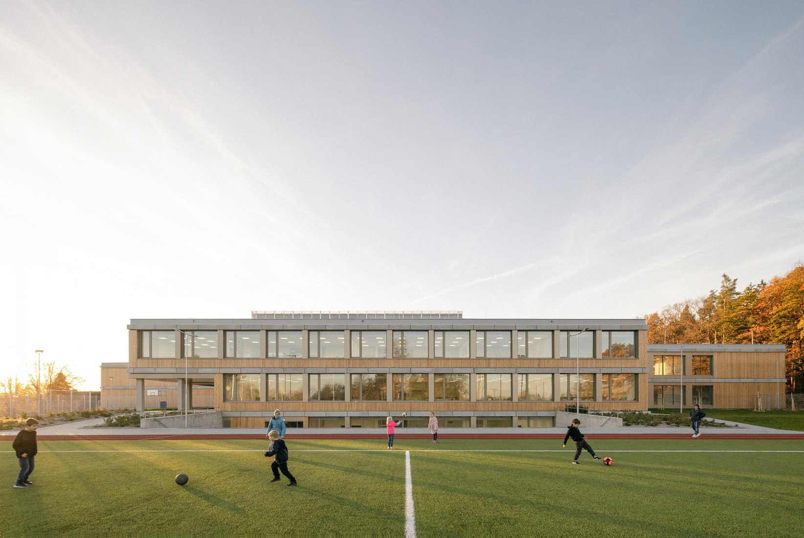 Escuela Primaria LOŠBATES por Pelletier de Fontenay + SOA architects. Fotografía por Alex Shoots Buildings.
