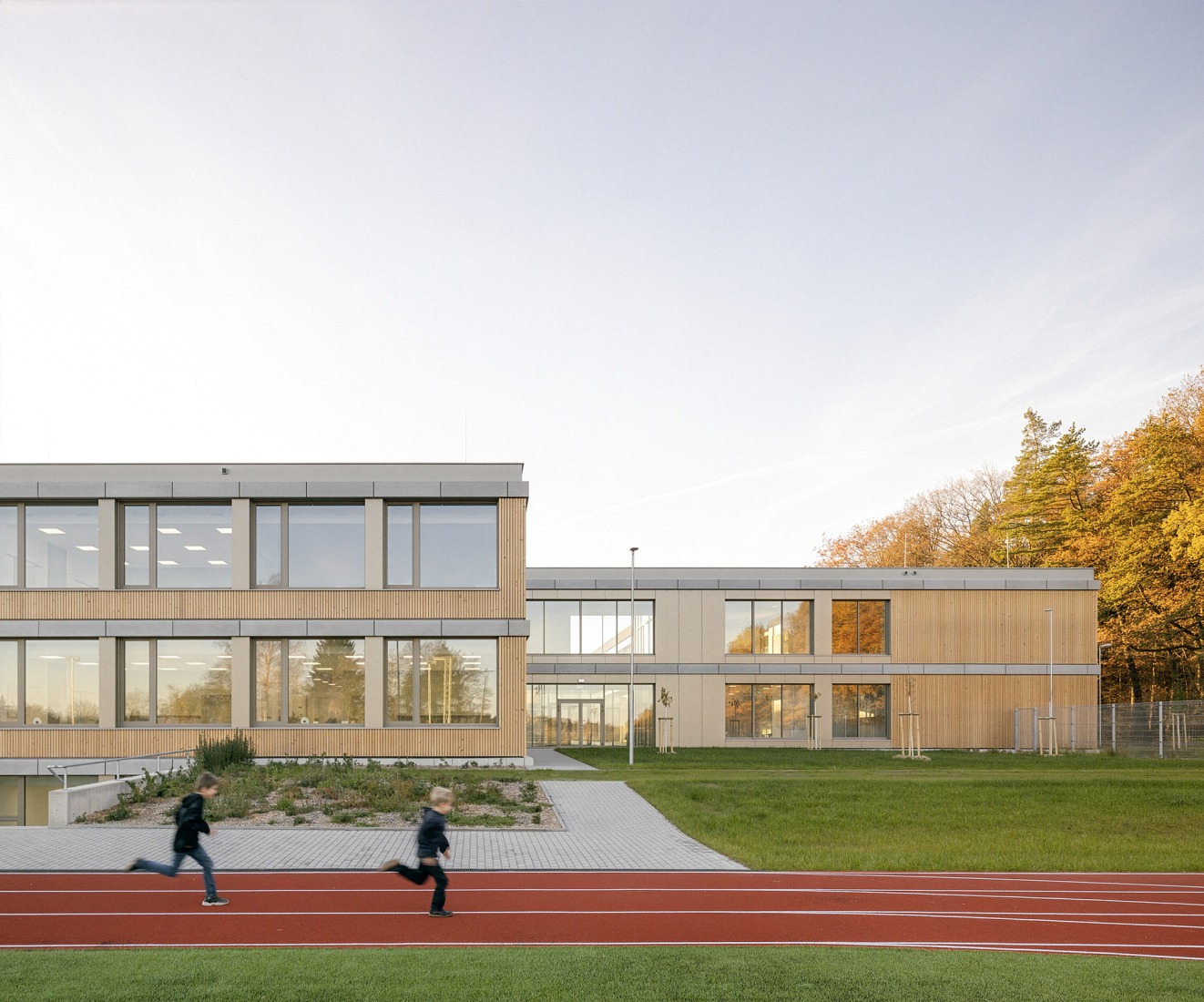 Escuela Primaria LOŠBATES por Pelletier de Fontenay + SOA architects. Fotografía por Alex Shoots Buildings.