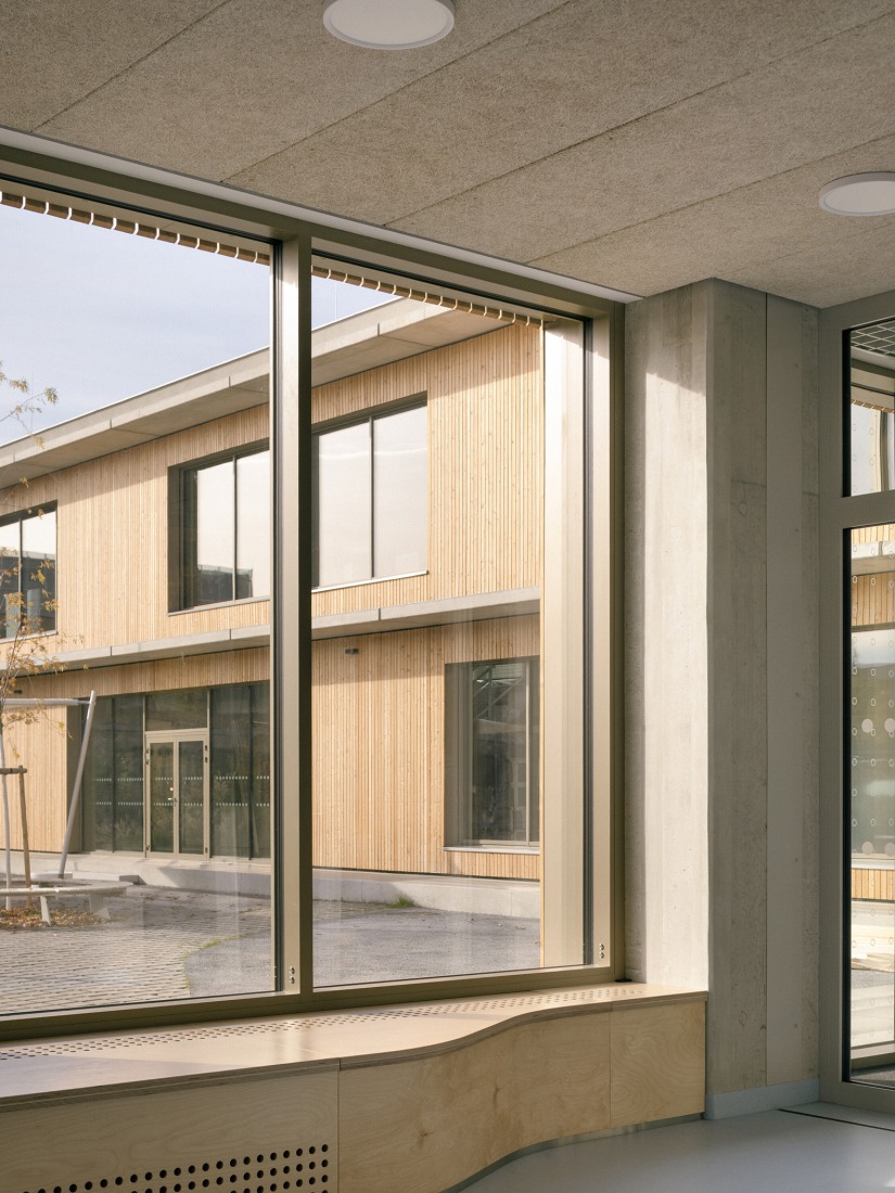Escuela Primaria LOŠBATES por Pelletier de Fontenay + SOA architects. Fotografía por Alex Shoots Buildings.