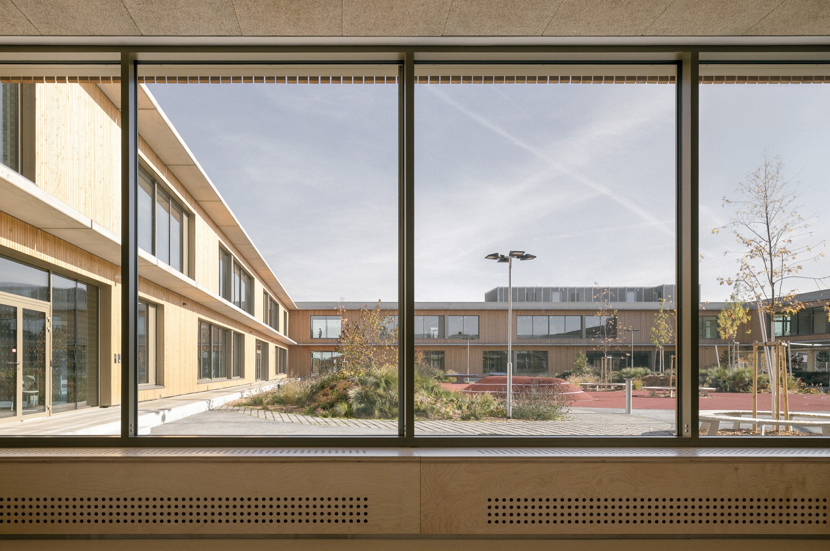 Escuela Primaria LOŠBATES por Pelletier de Fontenay + SOA architects. Fotografía por Alex Shoots Buildings.
