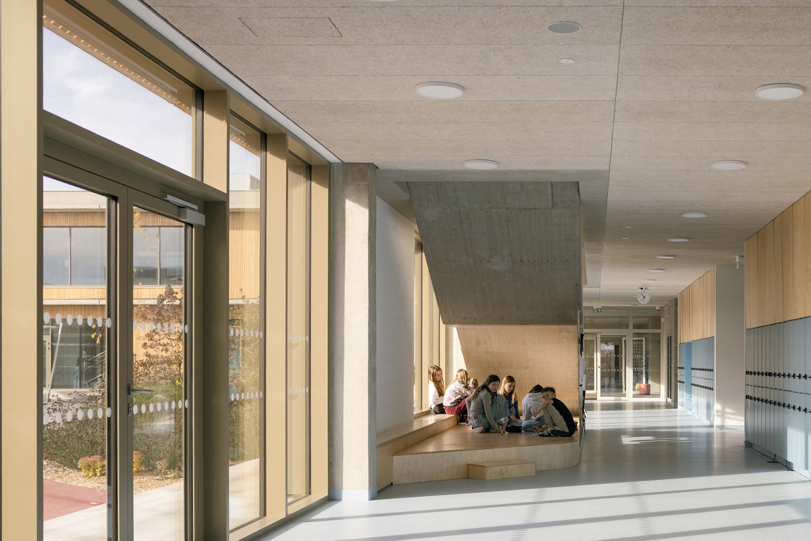 Escuela Primaria LOŠBATES por Pelletier de Fontenay + SOA architects. Fotografía por Alex Shoots Buildings.