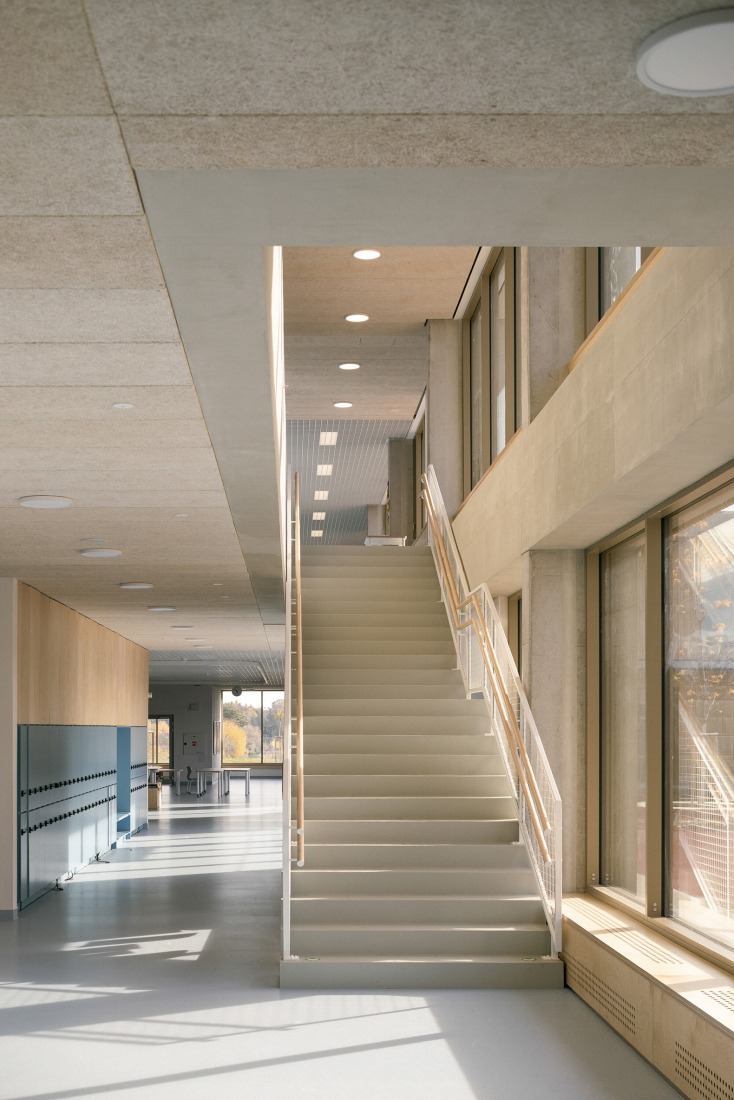 Escuela Primaria LOŠBATES por Pelletier de Fontenay + SOA architects. Fotografía por Alex Shoots Buildings.