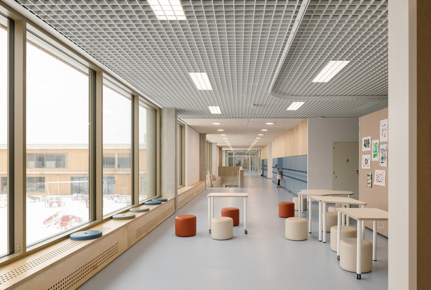 Escuela Primaria LOŠBATES por Pelletier de Fontenay + SOA architects. Fotografía por Alex Shoots Buildings.